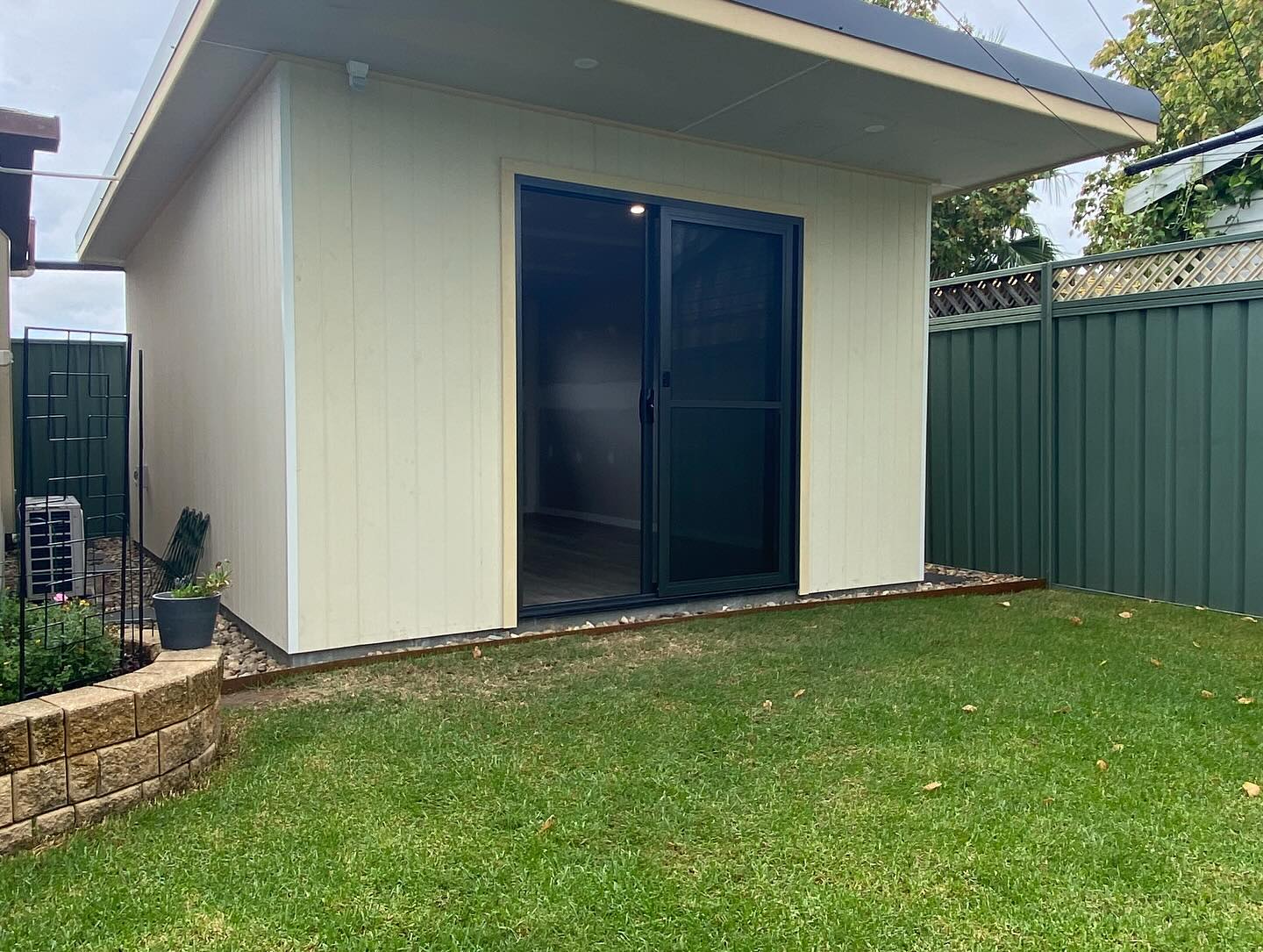 11-backyard-studio-timber-wall-frame-detail -backyard-studio-timber-wall-frame-detail